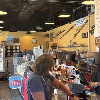 Breakwater Seafoods & Chowder House - Seafood Markets Near Me - Aberdeen, Washington