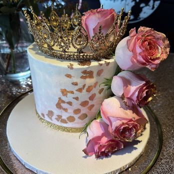 Meechycakes - 12/2023 Crown & fresh roses-RED VELVET W/CREAM CHEESE FILLING. - Desserts Near Me - Whittier, California