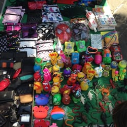 Tianguis Parroquia de la Divina Providencia - Un puesto del tianguis afuera de la Parroquia de la Divina Providencia