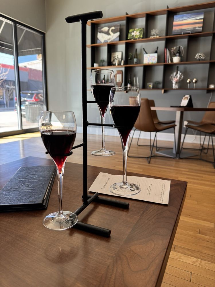 August Hill Winery Tasting Room - vineyard in Utica, IL