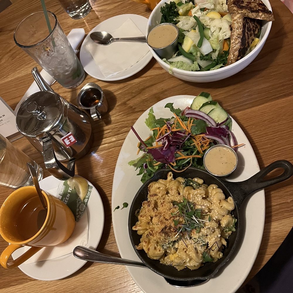 Laughing Seed Cafe - Mac and cheese and Bowl with tempeh - Vegetarian Near Me - Asheville, North Carolina