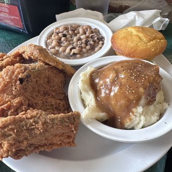Four Way Restaurant - Fried Chicken, mashed potatoes, black-eyed beans, and cornbread - Soul Food Near Me - Memphis, Tennessee