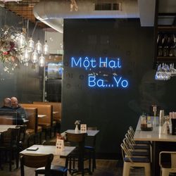 Em Que Viet - Inside and i was seated at that small table in the middle