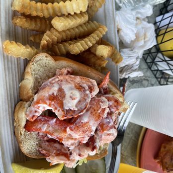 Captain Jack's - Lobster Roll & Fries - American Near Me - Naples, Maine