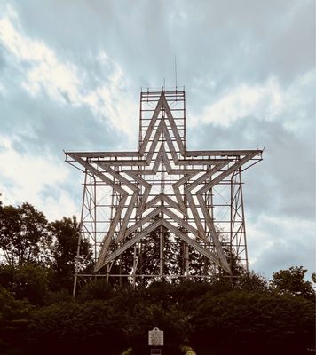 Mill Mountain Star by null