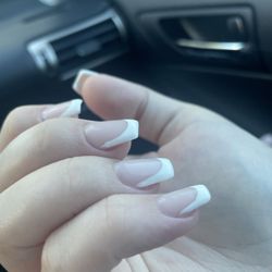 Flawless Nails - 2nd nail down is missing paint on the bottom