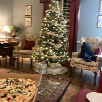 Cedars of Williamsburg Bed & Breakfast - Our room,, and our pizza - Bed & Breakfast Near Me - Williamsburg, Virginia Cedars of Williamsburg Bed & Breakfast - Our room,, and our pizza - Bed & Breakfast Near Me - Williamsburg, Virginia