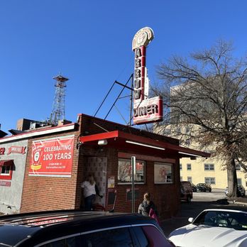 Red Arrow Diner - Outside view on Saturday - Diners Near Me - Manchester, New Hampshire