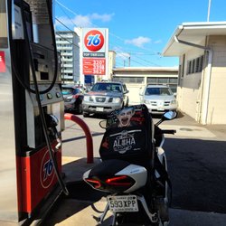 76 Gasolines - Full service is provided for ppl who would still like it