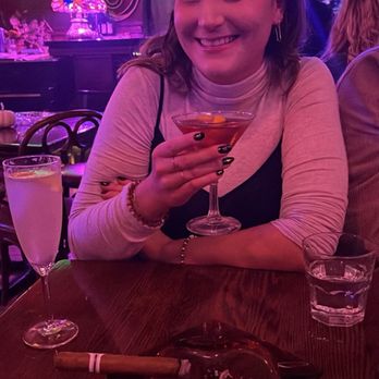 Shakers Cigar Bar - Cigar Bars Near Me - Milwaukee, Wisconsin