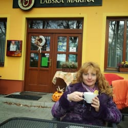 Labská marina - Před restaurací. Ještě bylo chladno.
