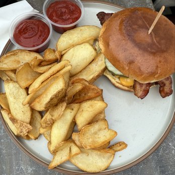 Topside by NDMK - Burger with bacon - Cocktail Bars Near Me - Avalon, California