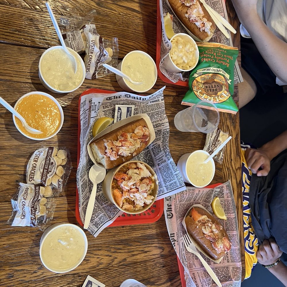Lobster Roll (Boss), Lobster Mac, Clam chowder Lobster Roll (Boss), Lobster Mac, Clam chowder
