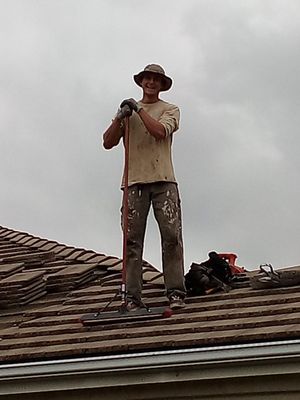 Latchford Roofing Logo