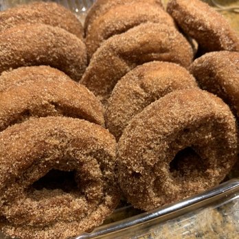 The Apple House - Apple Cider Doughnuts - American Near Me - Linden, Virginia