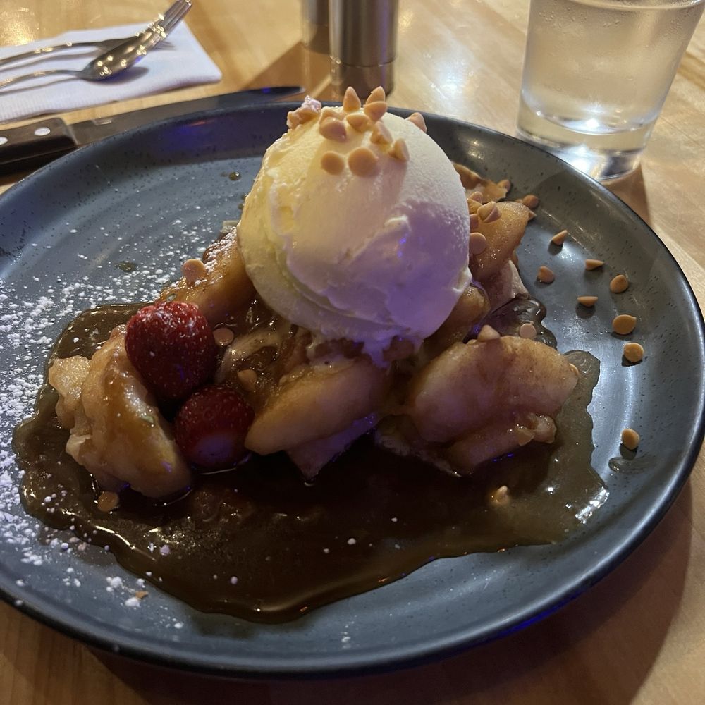 Bistro St-Malo - Tarte Tatin with vanilla ice cream. Huge, fresh and hot. - Bistros Near Me - Quebec City, Quebec Bistro St-Malo - Tarte Tatin with vanilla ice cream. Huge, fresh and hot. - Bistros Near Me - Quebec City, Quebec