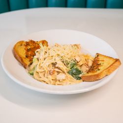 Ozzie's Diner - Chicken Alfredo Pasta