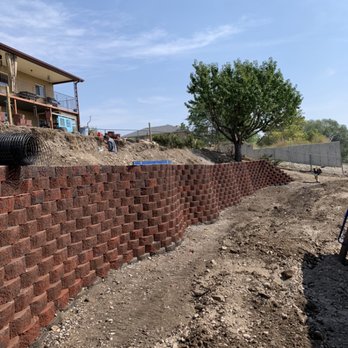 Legend Landscapes - Retaining wall with a curve - Landscaping Near Me Legend Landscapes - Retaining wall with a curve - Landscaping Near Me