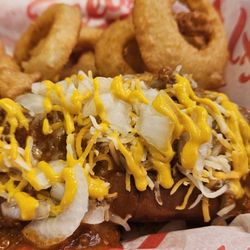 Freddy's Frozen Custard & Steakburgers - Chilli Cheese Dog meal with Onion Rings