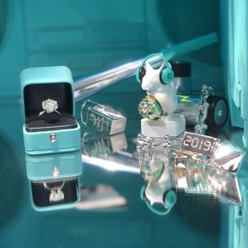 Tiffany & Co - Christmas window 2018 - Jewelry Near Me - New York, New York Tiffany & Co - Christmas window 2018 - Jewelry Near Me - New York, New York