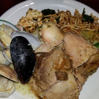 Pagoda Floating Restaurant - The clams and mussels were so garlicky good. There's also chicken, noodles and tofu on this plate - Hawaiian Near Me - Honolulu, Hawaii