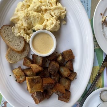 Flora's Field Kitchen - Breakfast platter with eggs and potatoes - Pizza Near Me - Ánimas Bajas, BCS Flora's Field Kitchen - Breakfast platter with eggs and potatoes - Pizza Near Me - Ánimas Bajas, BCS