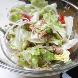 Pisa Pizza - Kaum genießbar, weil das bestellte Essig-und-Öl-Dressing süß ist: "Thunfisch-Salat"