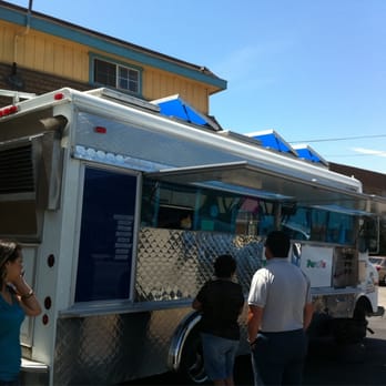 Tacos El Grullo - people getting food from a food truck - Mexican Near Me - Redwood City, California Tacos El Grullo - people getting food from a food truck - Mexican Near Me - Redwood City, California