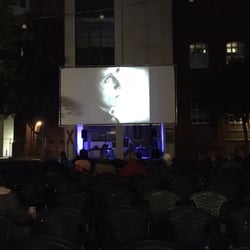 Kino Im Künstlerhaus - Blick auf die Leinwand und die Musiker