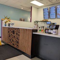 Bliss Acai - Counter with flowers
