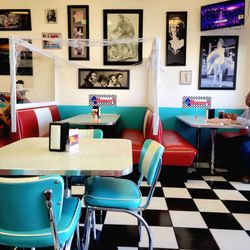 Bonny's Cafe - Retro, 60's design. The cage was clean and shiny....Oldies music playing on the background...