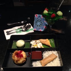 Asian Bistro - Bento sampler (con mochi helado de té verde, tempura de vainilla, rollo de mango, rollo de plátano, chocolate, fideo arroz)