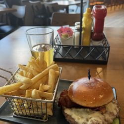 Flying Ace - Smashed avocado burger