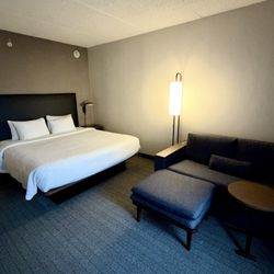 Courtyard by Marriott Rye - bed and couch area