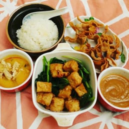 Rice, tom kha ga soup (small), crispy wontons, peanut sauce with spinach and tofu = around $25? Good deal