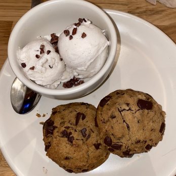 True Food Kitchen - Chocolate Chip Cookies and Vegan Vanilla Ice Cream - Vegetarian Near Me - Annapolis, Maryland True Food Kitchen - Chocolate Chip Cookies and Vegan Vanilla Ice Cream - Vegetarian Near Me - Annapolis, Maryland