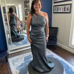 The Queen's Lace - The perfect dress for a perfect mom.