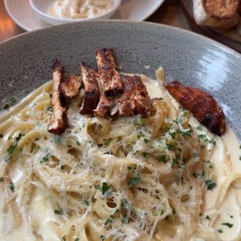 Earls Kitchen + Bar - Canadian (New) Near Me - Mississauga, Ontario