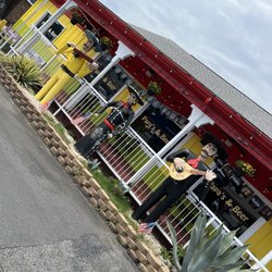 Papa's & Beer - Outside
