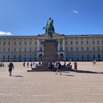 Det Kongelige Slott - Royal Palace - Landmarks & Historical Buildings Near Me - Oslo, 03 Det Kongelige Slott - Royal Palace - Landmarks & Historical Buildings Near Me - Oslo, 03