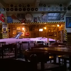 Rock and Roll Garage - Alte, rockige Garage mit rosa Cadillac und Diner-Charme.