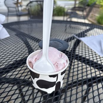 Leo's Ice Cream - Strawberry marshmallow - Ice Cream & Frozen Yogurt Near Me - Carlisle, Pennsylvania Leo's Ice Cream - Strawberry marshmallow - Ice Cream & Frozen Yogurt Near Me - Carlisle, Pennsylvania
