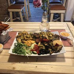 Denkmahl - Mix Teller mit Hähnchen Brust, Puten Brust, Hackfleisch, Rinderfilet , Salat und Beilage
