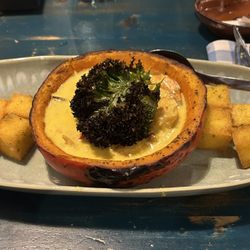 Tasca do José - Übersichtlich, aber köstlich: Abóbora recheada com caril de gambas, a acompanhar com milho frito"