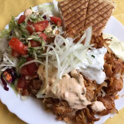 Imad's Pizza Haus - Dönerteller mit Salat und Fladenbrot.