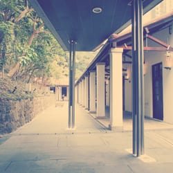麥禮賢夫人藝術館 - New covered walkway over the 'heritage rail tracks'