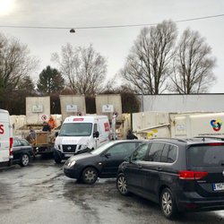 Recyclinghof Niendorf - A busy day at the Recyclinghof. A line of cars a hundred meters long out on the street waiting to get inside.