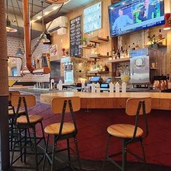 Red Hook Lobster Pound - Bar area - Seafood Near Me - Brooklyn, New York