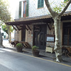 Petit Celler Cas Carreter - Street view of restaurant