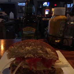 Burgers seem to be the thing to order here.